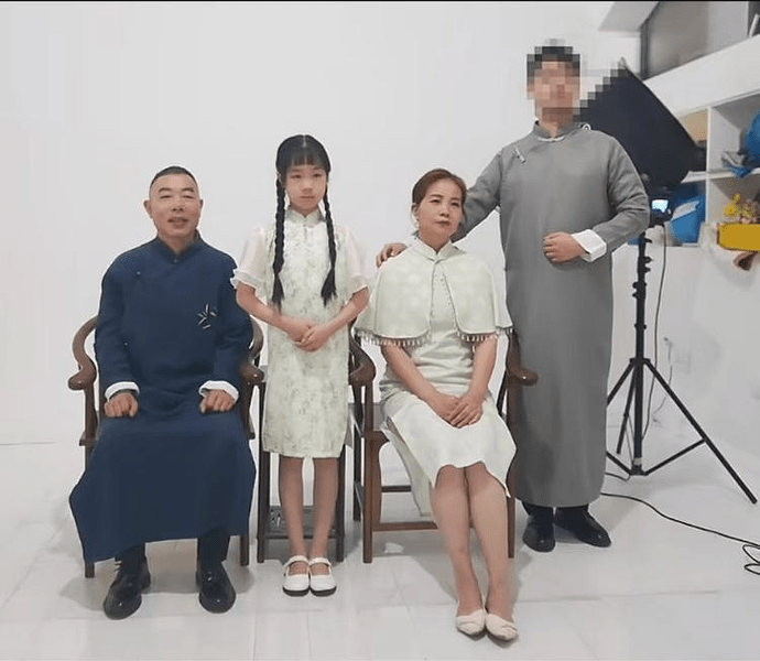 Lei Wuze family photo, with Chuan Chuan’s face pixelated, quite ironic.
