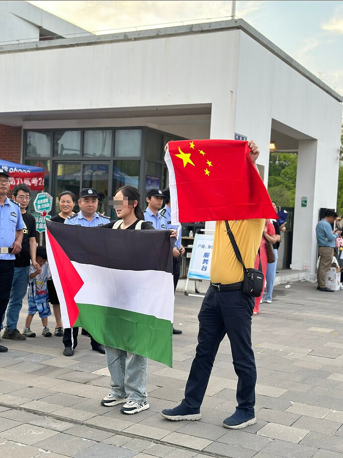 2024年6月7日山东菏泽东明第一个出高考考场的考生拿出巴勒斯坦国旗和中国国旗