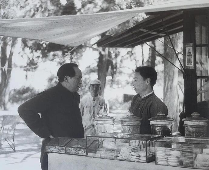 Chairman Mao talking with a shop assistant