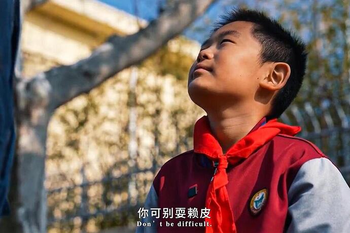 China PLA News and Propaganda Center client "China Horn" released the themed promotional video "Toward the Ocean" on Wednesday, April 22. At the end, the captain's father picks up his son "Little Bay" from the gate of the primary school, Little Bay says he wants to play a little longer, the father ответ says, “Don’t stall, mom is waiting at home.” (PLA video screenshot)