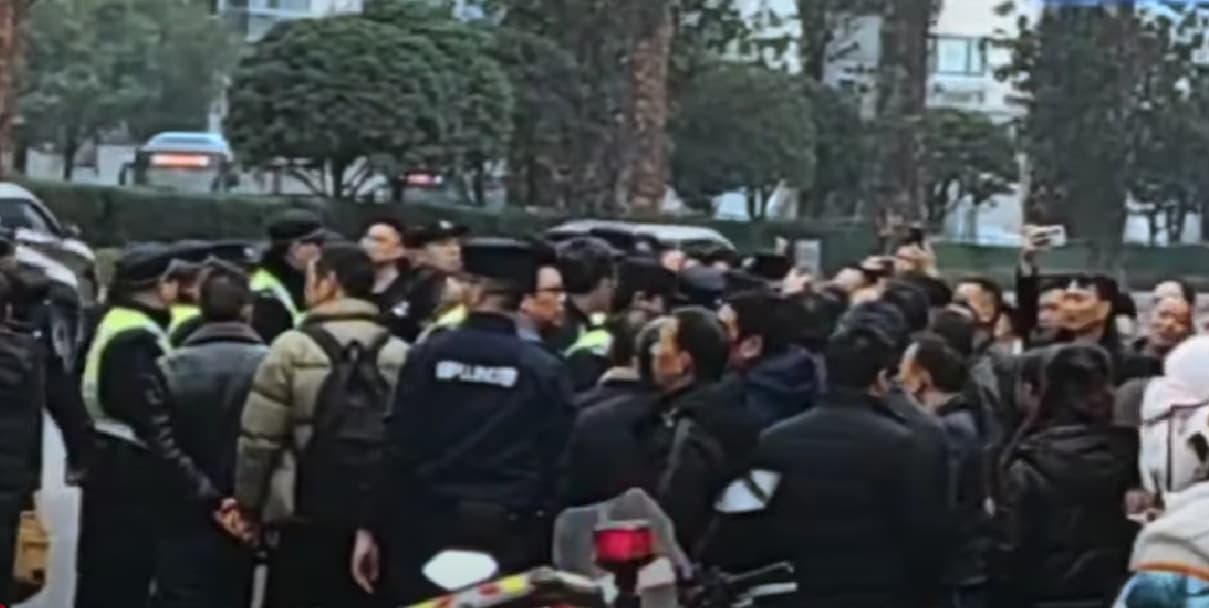 Chongqing Qiaoye Home Renovation Company workers and owners jointly initiate protest action | 689x346